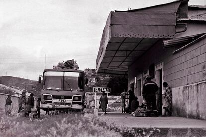 Bolivian 'buscarriles': inventiveness in the face of scarcity. "I liked the line from Cochabamba to Aiquile the best," Roland Felix from Luxembourg told me the day I met him, between Potosi and Sucre. "When I walked it, there were landslides. It is more primitive, and the 'buscarril' only worked on the first and last days. It's a yellow '55 Dodge, but it lost the letter d, so now it's Odge." I literally met Roland on the track, walking a section of it after we got off the one that links the two Bolivian cities through the mountains. The genuine 'buscarril'—basically a nice old bus mounted on rails—is the solution for linking remote Bolivian towns with their regional capitals, although the vehicle does not appear on the train timetables. Since 2021, other, more visible 'buscarriles' have been operating in Bolivia. The Empresa Ferroviaria Andina (Andean Railroad Company) withdrew the two trains that had linked Villazón (on the border with Argentina) and Oruro (in the center of the altiplano [highlands]) for many years; the locomotive travels for eight hours through bare ravines and deserts. Among them is the famous town of Uyuni, which has an enormous salt flat; it is still possible to get there by train, in a double railcar that’s also called a 'buscarril.' 