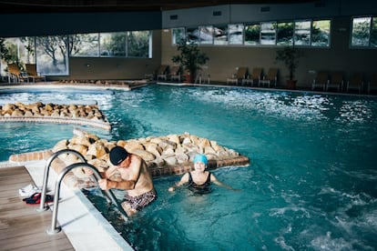 Dos vecinos afectados por la dana de octubre se bañan en el Caldaria Arnoia Hotel Balneario.