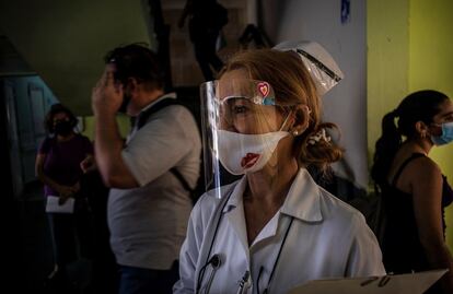 La gente espera su turno para recibir la vacuna en el policlínico Héroes del Corinthia en La Habana, Cuba, 24 de marzo.
