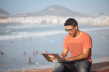 Engineer Carlos Rey-Moreno working remotely from Las Canteras beach in Gran Canaria.
