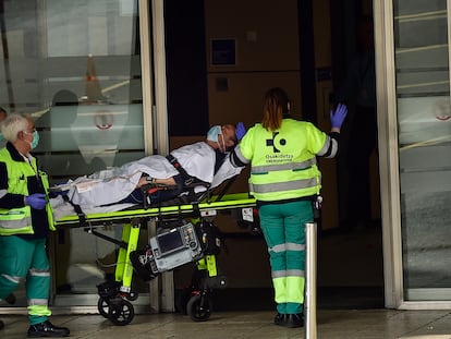 Personal sanitario traslada a un paciente en el Hospital de Cruces, en Bilbao, este sábado.