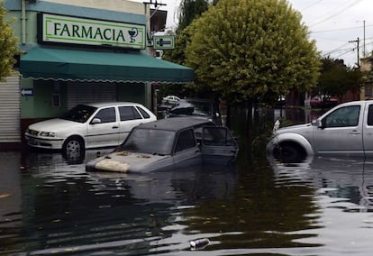 Coches averiados en una calle inundada de La Plata (Argentina).