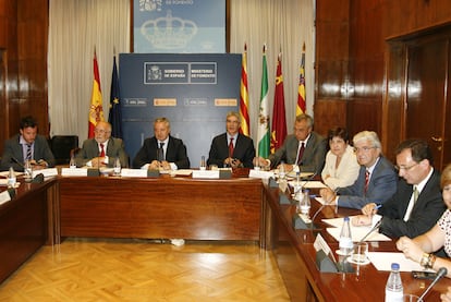 José Blanco, durante la reunión con los consejeros del corredor del Mediterráneo.