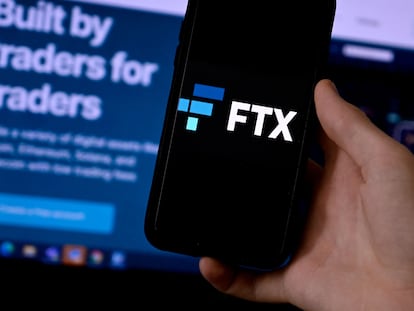 Un teléfono móvil con el logo de la plataforma FTX.