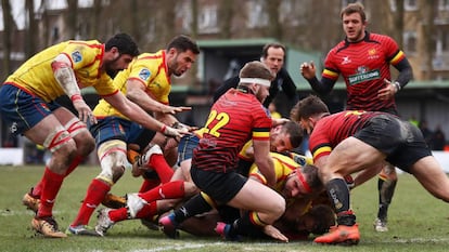 López Pérez, frenado por la defensa belga, en Bruselas.