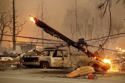 Milles de hombres trabajan en la extinción de uno de los mayores incendios registrados en California. En la imagen, otros destrozos causados por las llamas en Greenville.