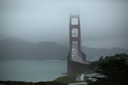 A pesar de la fuerte lluvia y viento, algunos coches circulan por el Golden Gate en San Francisco.La mayor tormenta en cinco años en California tocó tierra este jueves de madrugada (hora local).