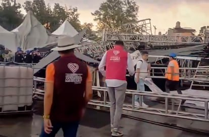 Un escenario colapsó en la alcadía Gustavo A. Madero, en Ciudad de México, este jueves.