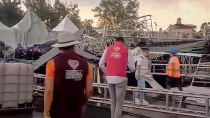 Un escenario colapsó en la alcadía Gustavo A. Madero, en Ciudad de México, este jueves.
