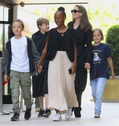 Angelina Jolie con sus hijos Shiloh, Knox, Zahara y Vivienne en California en agosot. 