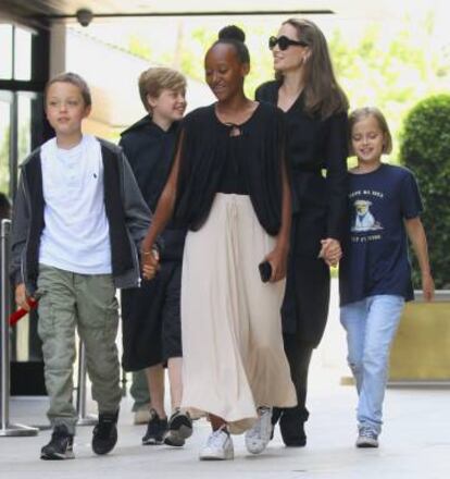 Angelina Jolie con sus hijos Shiloh, Knox, Zahara y Vivienne en California en agosot.