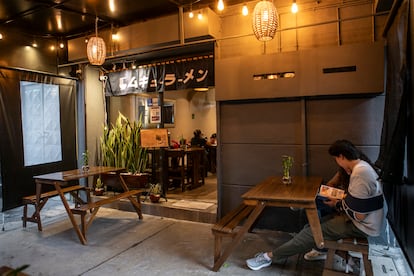 Comensales en el restaurante Mukyu ramen en la Ciudad de México.