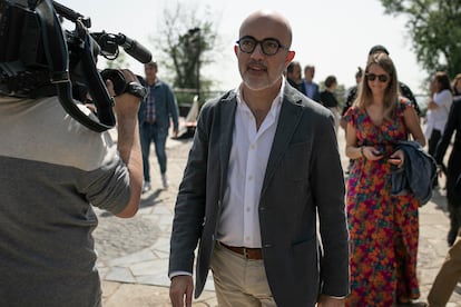 Los retratos de los candidatos la víspera de las elecciones suele despertar el interés de otros medios de comunicación, como las televisiones, en su cobertura sobre la jornada de reflexión de los alcaldables. En la imagen, el candidato del PP, Daniel Sirera.