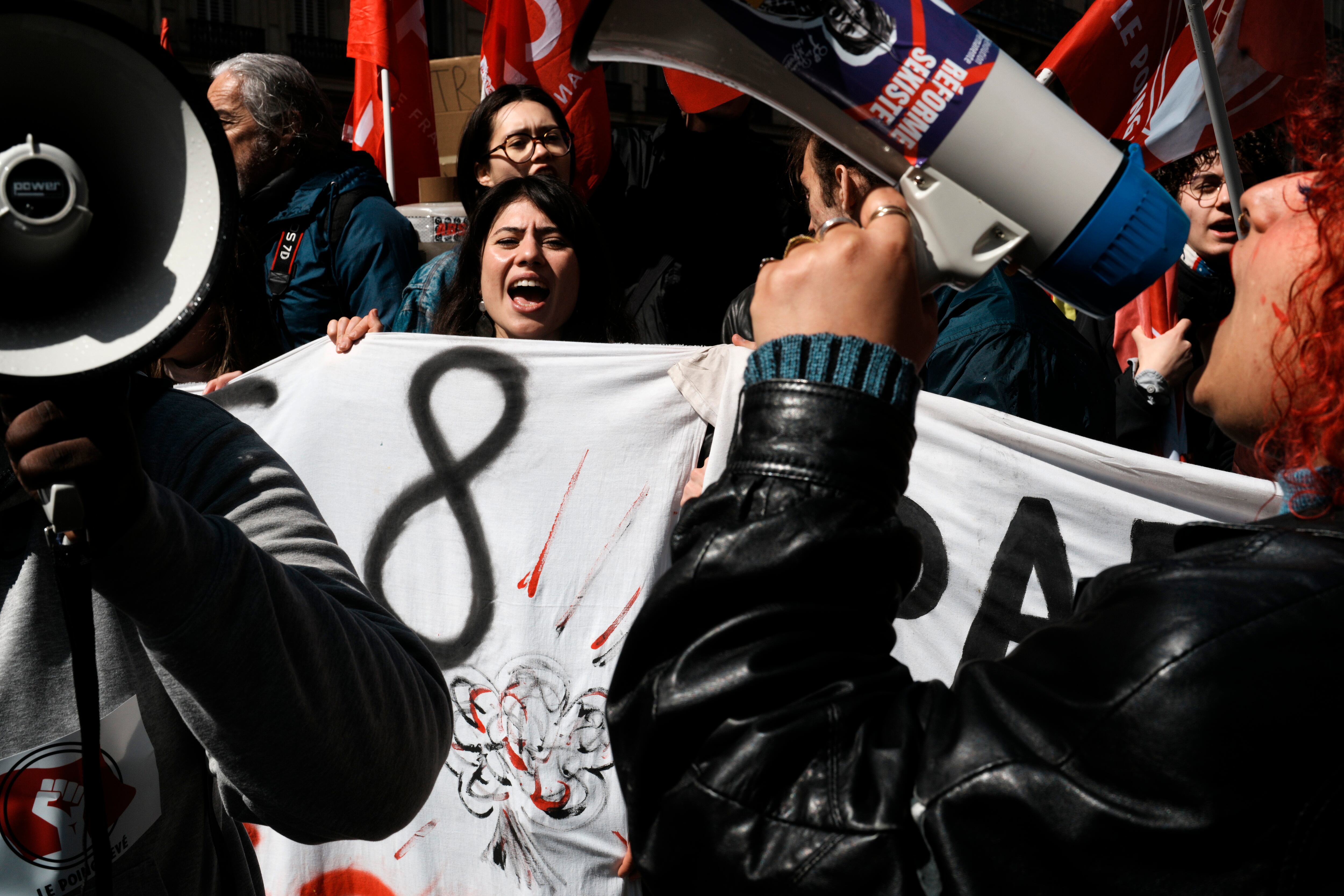 Un grupo de estudiantes se manifestaba este jueves en París contra la reforma de las pensiones de Macron. 