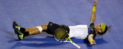 Rafa Nadal se tira al suelo tras ganar a Roger Federer.