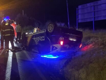 El coche de la Policía Nacional ha quedado siniestrado en el arcén, tras ser embestido por un todoterreno cargado de droga en Algeciras