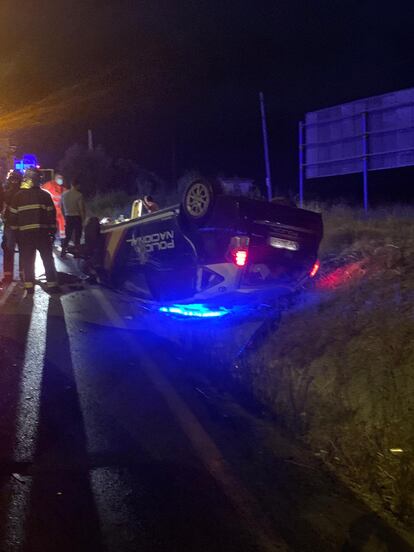 El coche de la Policía Nacional quedó siniestrado en el arcén, tras ser embestido por un todoterreno cargado de droga en Algeciras, en septiembre de 2020.