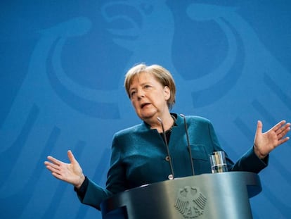 Angela Merkel informant sobre el coronavirus el març de l'any passat.