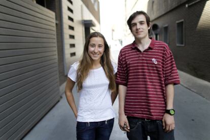 Almudena Puig, abogada de 25 años, y Roberto García-Patrón, becario de 28, dos de los participantes en el debate de EL PAÍS.