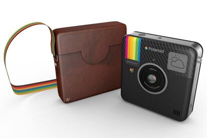 Este es posiblemente el gadget más hipster de 2014. Se llama Socialmatic, una cámara digital que hace fotografías en formato Instagram y permite tirar copias polaroid (¡en papel!) al instante. Diseñada por el estudio italiano ADR (de Antonio de Rosa; www.adr-studio.it), ­nació como un proyecto independiente de crowdfunding en 2012, y dos años después recoge el legado de las míticas máquinas Polaroid de revelado instantáneo, que se dejaron de fabricar en 2008. Cuenta con una cámara de 16 megapíxeles, una pequeña cámara trasera para autorretratos, zoom digital, flash de led, una pantalla de 4,3 pulgadas, una memoria interna de 4 gigas, bluetooth y conexión wifi para compartir las fotos en las redes sociales. Saldrá a la venta en la primavera de 2014. 221 euros. www.social-matic.com.