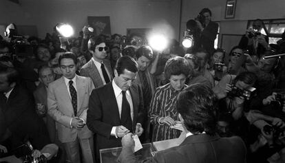 Adolfo Suárez, amb la seva dona, Amparo Illana, vota el 15 de juny del 1977.