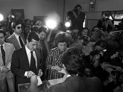 Adolfo Suárez, amb la seva dona, Amparo Illana, vota el 15 de juny del 1977.