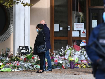 Escuela de Conflans-Sainte-Honorine, en la que enseñaba el profesor asesinado, este lunes.