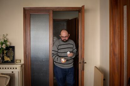 Wael Trablousi, en su casa de Beirut en Líbano con las medicinas que ha conseguido para tratarse de cáncer.