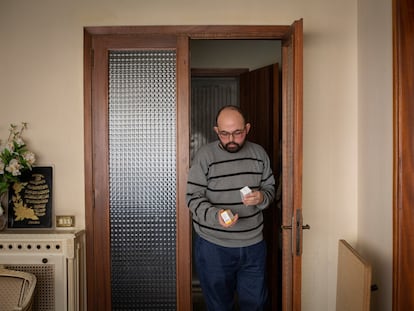 Wael Trablousi, en su casa de Beirut en Líbano con las medicinas que ha conseguido para tratarse de cáncer.