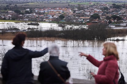 Vista de las inundaciones en Escalona por el desbordamiento del Río Alberche este martes.