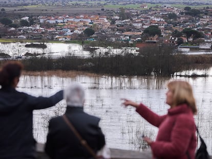 Vista de las inundaciones en Escalona por el desbordamiento del Río Alberche este martes.