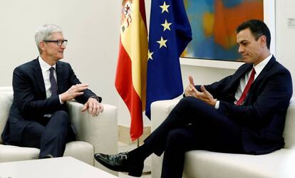 El presidente del Gobierno, Pedro S&aacute;nchez, durante su reuni&oacute;n con el director ejecutivo de la empresa Apple, Tim Cook, hoy en el Palacio de La Moncloa.