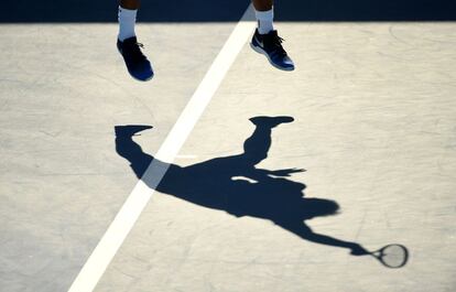 El tenista Heyeon Chung realiza un saque contra el ruso Daniil Medvedev durante su partido en el Open de tenis de Australia, en Melbourne.