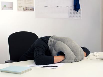 Ostrich Pillow, el invento para dormir la siesta en la oficina ya está aquí