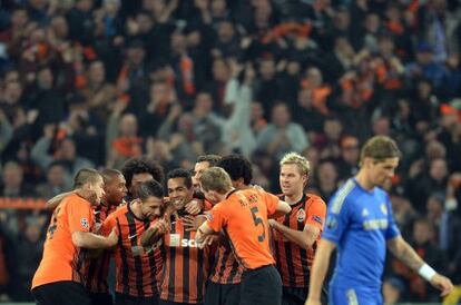Los jugadores del Shakhtar festejan el gol de Teixeira.