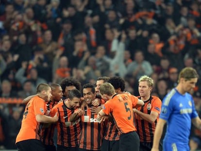 Los jugadores del Shakhtar festejan el gol de Teixeira.