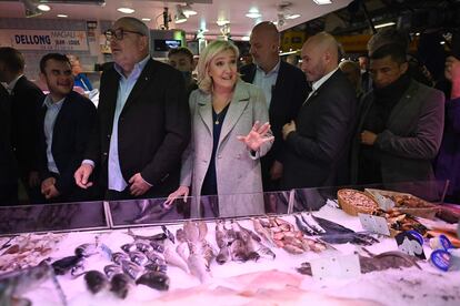 La líder de Reagrupamiento Nacional, Marine Le Pen, durante la visita a un mercado de Perpiñán, el viernes.