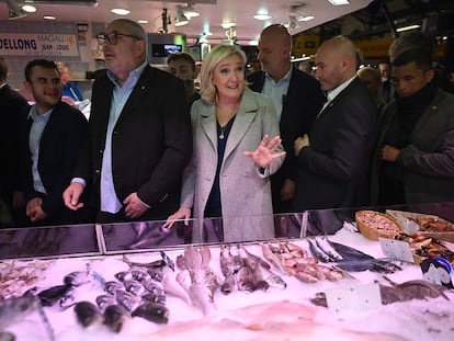 La líder de Reagrupamiento Nacional, Marine Le Pen, durante la visita a un mercado de Perpiñán, el viernes.