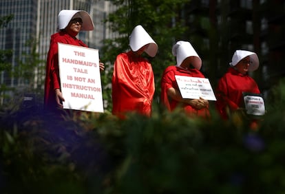 Manifestantes vestidos del Cuento de la Criada, protestan en la embajada estadounidense en Reino Unido