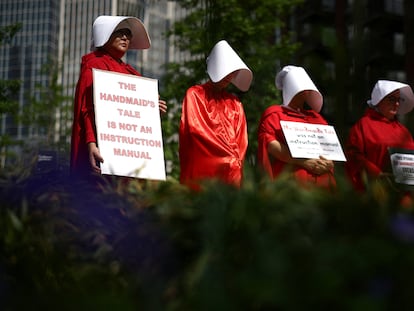 Manifestantes vestidos del Cuento de la Criada, protestan en la embajada estadounidense en Reino Unido