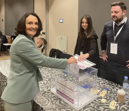 Yolanda Ibarrola, viceconsejera de Justicia y víctimas de la Comunidad de Madrid, votando en las elecciones del ICAM
