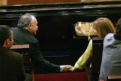 El presidente de ERC, Josep Lluís Carod Rovira, y la vicepresidenta del PSC, Manuela de Madre, durante la sesión de ayer en el Senado.