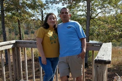 Joel René Cárdenas Carrillo con su esposa, Verónica Sánchez.