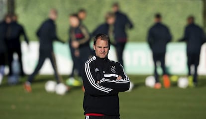 El entrenador del Ajax, Frank de Boer, observa a sus jugadores durante el entrenamiento.