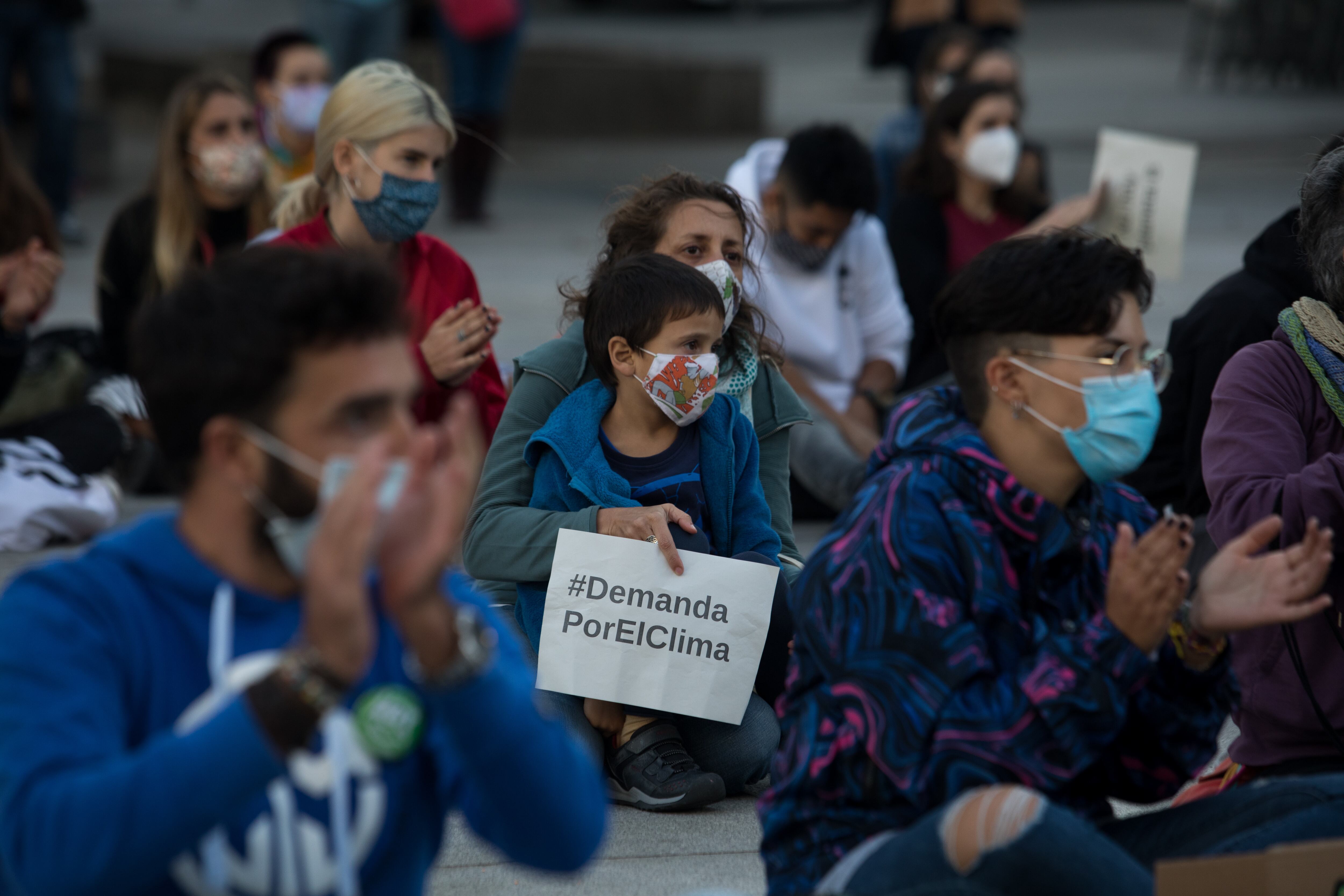 Concentración frente al Congreso organizada por el colectivo Fridays for Future.