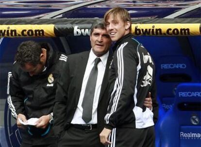 Juande Ramos da instrucciones a Guti en un partido de Liga en el Bernabéu.