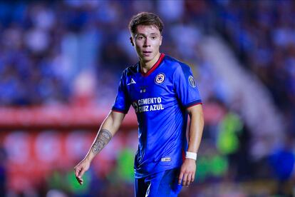 Rodrigo Huescas durante un partido del Cruz Azul contra el América en el Estadio Ciudad de los Deportes, en mayo de 2023 en Ciudad de México.