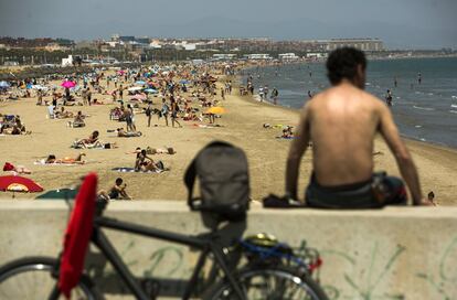 El portavoz de la AEMET, Modesto Sánchez, ha reconocido a Europa Press que los termómetros están registrando "temperaturas altas pero dentro de lo esperable". No se han producido valores récord. En la imagen, un joven con su bicicleta en la playa de la Malvarrosa, en Valencia.