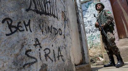 Um militar durante a ocupação da Rocinha, na quarta-feira.