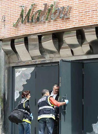 La policía inspecciona el bar Malibú donde empezó la pelea.